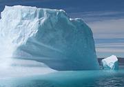 La fonte de la calotte glaciaire, ci-dessus, a de considérables conséquences sur l'environnement. (photo D.R.)